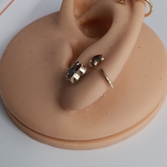 18K Yellow Gold Black Clover Stud Earrings 7mm Flower New Lightweight UNBRANDED - Picture 11 of 11